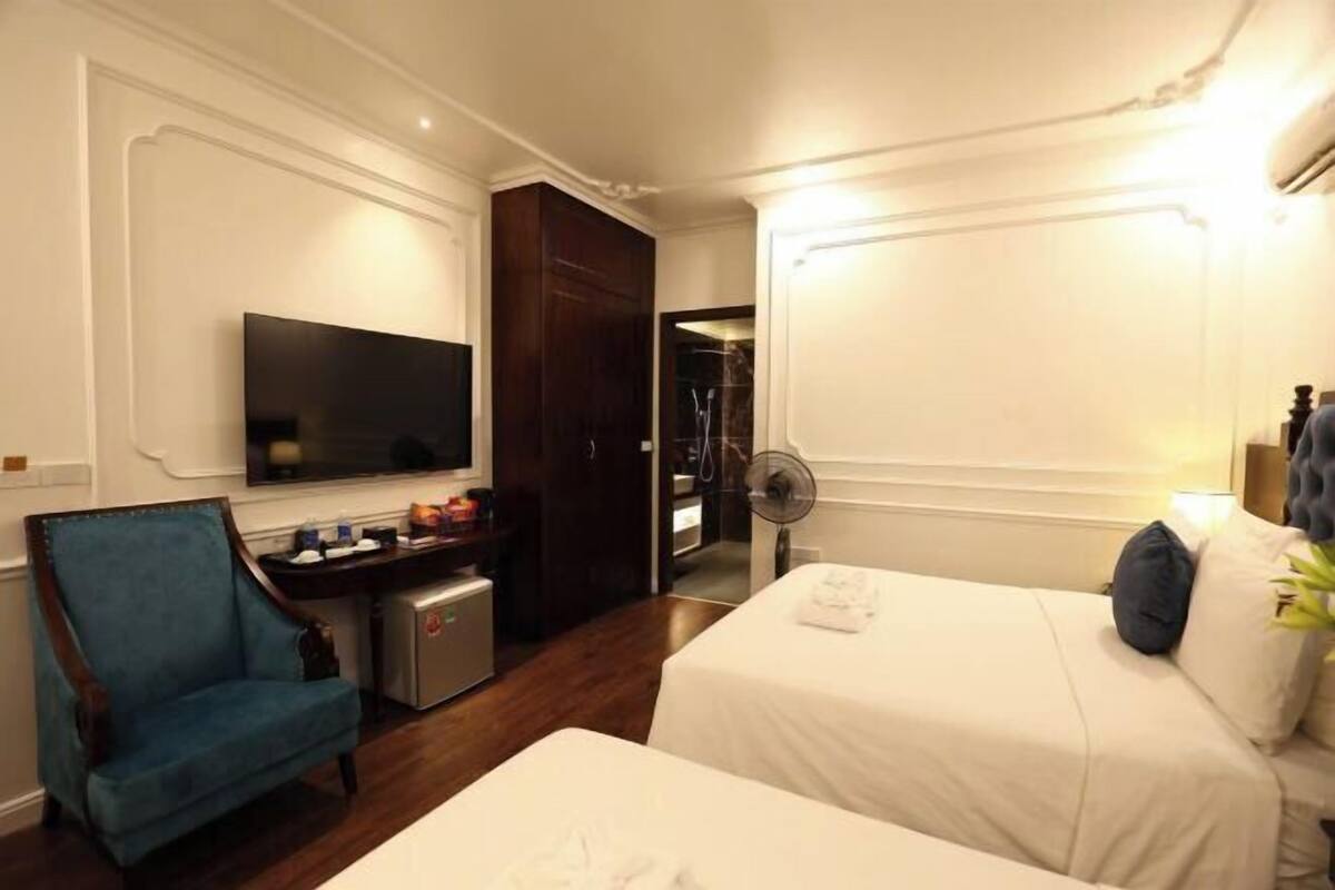 Safe på rommet, skrivebord og skrivebord for bærbar PC