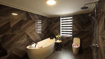 Luxury Suite | Bathroom | Rainfall showerhead, hair dryer, bathrobes, slippers
