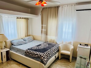 4 bedrooms, iron/ironing board, WiFi, bed sheets - FAMILY FRIENDLY HOME (accra)