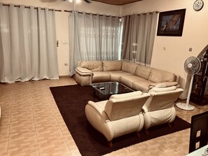 Living area - FAMILY FRIENDLY HOME (accra)