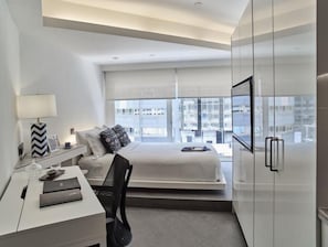 Premium Deluxe PLUS, 1 Queen Bed, Non Smoking, City View