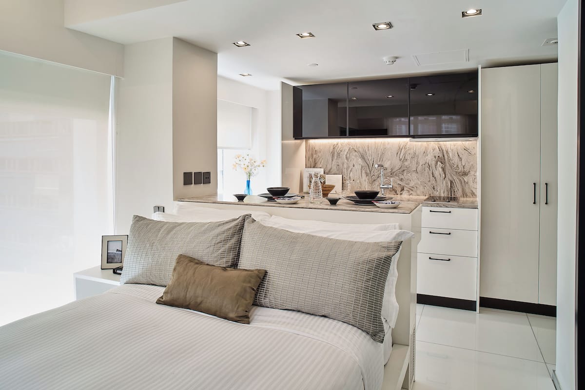 Deluxe Plus, 1 Queen Bed, Non Smoking, City View | 1 bedroom, in-room safe, desk, free WiFi