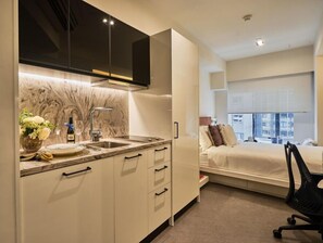 Premium Deluxe, 1 Queen Bed, Non Smoking, City View | Zimmersafe, Schreibtisch, kostenloses WLAN, Bettwäsche
