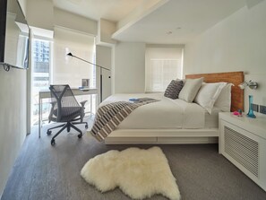 Deluxe, 1 Queen Bed, Non Smoking, City View