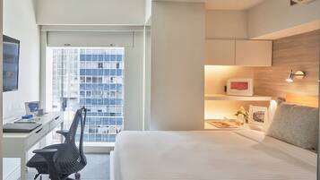 Deluxe, 1 Queen Bed, Non Smoking, City View | 1 bedroom, in-room safe, desk, free WiFi