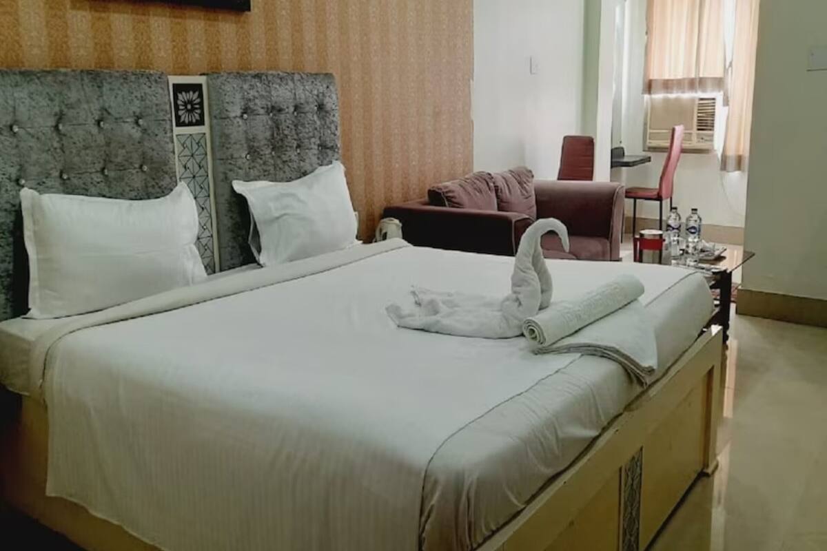Desk, laptop workspace, free WiFi, bed sheets