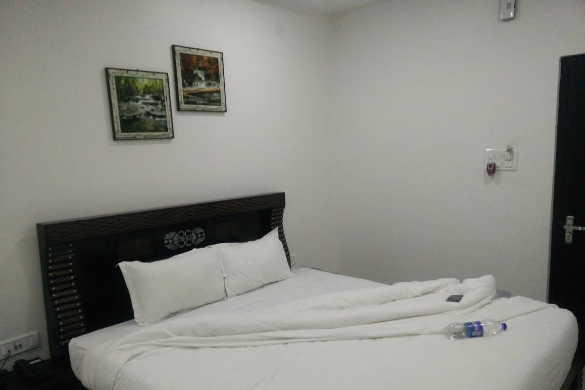 Deluxe Double Room | Desk, laptop workspace, free WiFi, bed sheets