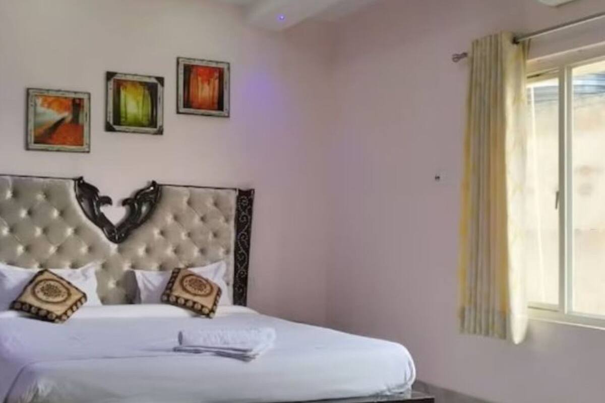 Executive Double Room | Desk, laptop workspace, free WiFi, bed sheets