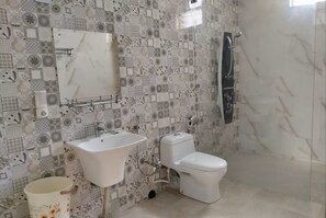 Regadera, regadera tipo lluvia, toallas, jabón 