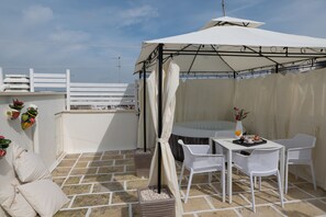 Outdoor dining - Siramà Suite Deluxe, Luxury Suite with Jacuzzi and Turkish Bath in the room (Oria)