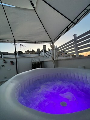 Outdoor spa tub - Siramà Suite Deluxe, Luxury Suite with Jacuzzi and Turkish Bath in the room (Oria)