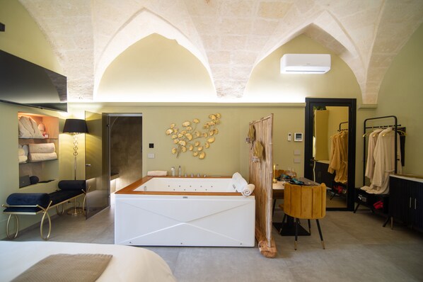 1 chambre, coffres-forts dans les chambres, bureau, lit parapluie