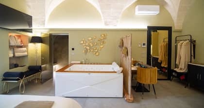 Siramà Luxury sviitti porealtaalla ja turkkilaisella saunalla huoneessa