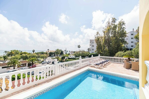 Alberca al aire libre y alberca climatizada