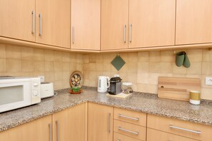 Kühlschrank, Mikrowelle, Ofen, Geschirrspüler