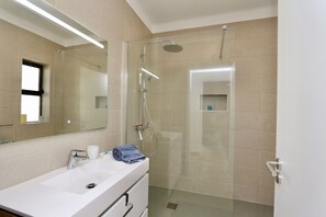Dusche, Haartrockner, Handtücher
