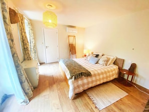 1 bedroom, travel crib, WiFi, bed sheets