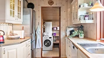 Jääkaappi, uuni, liesi, astianpesukone