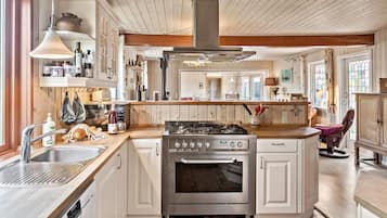 Jääkaappi, uuni, liesi, astianpesukone