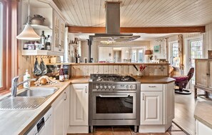 Fridge, oven, stovetop, dishwasher - Nice home in Gedser with kitchen (Gedser)