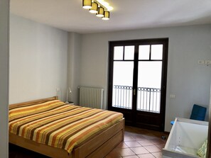 2 bedrooms, iron/ironing board, travel cot, free WiFi