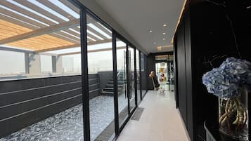 室外游泳池,07:00 至 19:00 开放,池畔遮阳伞