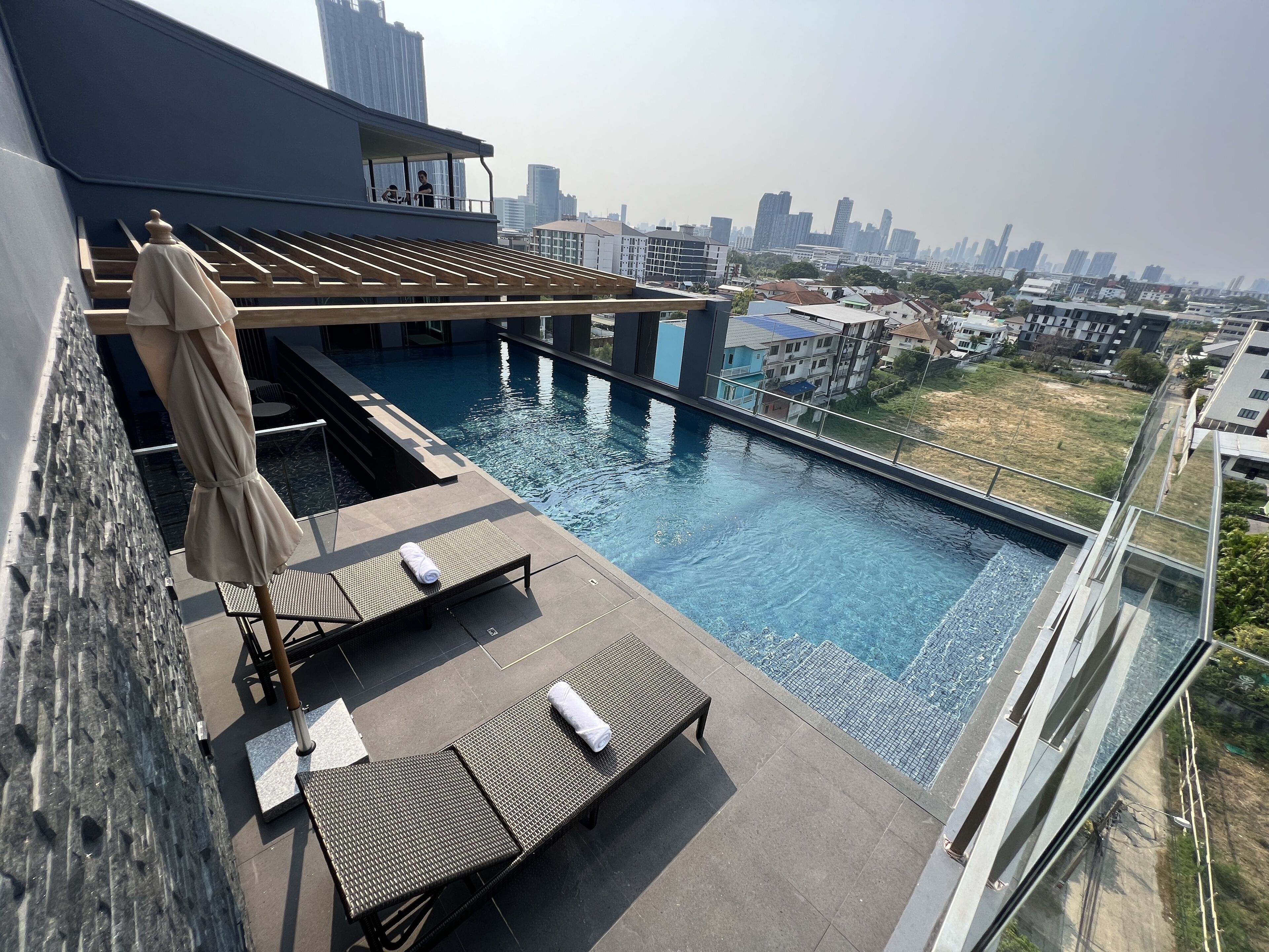 Una piscina al aire libre, sombrillas