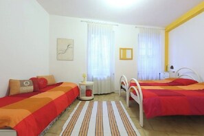 1 chambre, fer et planche à repasser, accès au Wi-Fi (inclus)