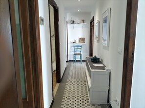 Interior - Bea's Apartment - the window to the sea with A/C (Monterosso al Mare)
