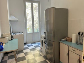 Réfrigérateur, four à micro-ondes, un four, surface de cuisson