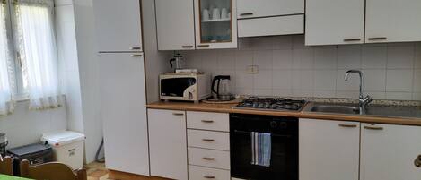 Kühlschrank, Ofen, Herdplatte, Kochgeschirr/Geschirr/Besteck