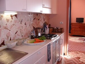 Réfrigérateur, micro-ondes, plaque de cuisson, grille-pain