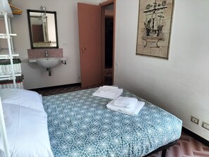 4 habitaciones, tabla de planchar con plancha y wifi gratis 