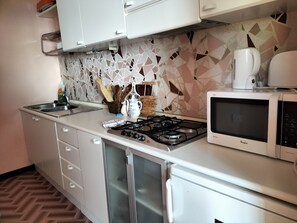 Refrigerador, microondas, parrilla de estufa y tostadora 