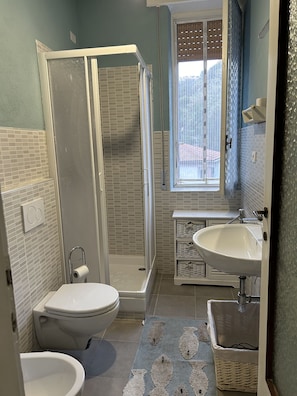 Shower, hair dryer, bidet - Delfino Cosy Apartment With A/C  Near best bea... (Monterosso al Mare)