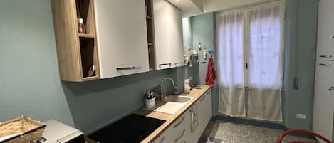 冷蔵庫、コンロ、調理器具と食器、ダイニングテーブル