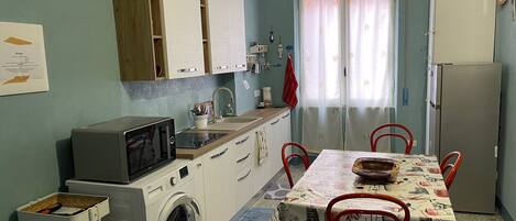 Refrigerador, parrilla de estufa, utensilios de cocina y comedor