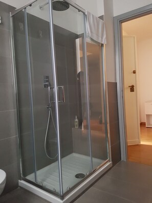 Dusche, Haartrockner, Bidet