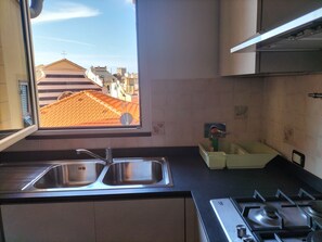 Kühlschrank, Ofen, Herdplatte, Kochgeschirr/Geschirr/Besteck