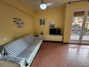 Living area - Mae Cosy Apartment - With AC and Near best beaches (Monterosso al Mare)