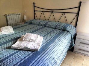 2 makuuhuonetta, silitysrauta/-lauta, ilmainen Wi-Fi