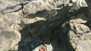 Une formation rocheuse naturelle dotée d’une ouverture ressemblant à une grotte.
