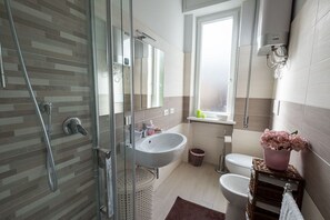 Dusche, Haartrockner, Bidet