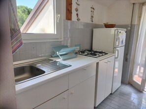 Kühlschrank, Ofen, Herdplatte, Kochgeschirr/Geschirr/Besteck