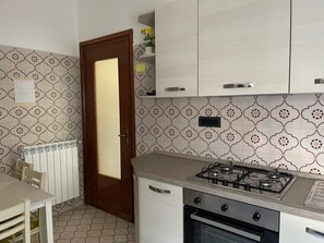 Kühlschrank, Ofen, Herdplatte, Kochgeschirr/Geschirr/Besteck