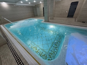 Regendusche, Designer-Toilettenartikel, Haartrockner, Bademäntel