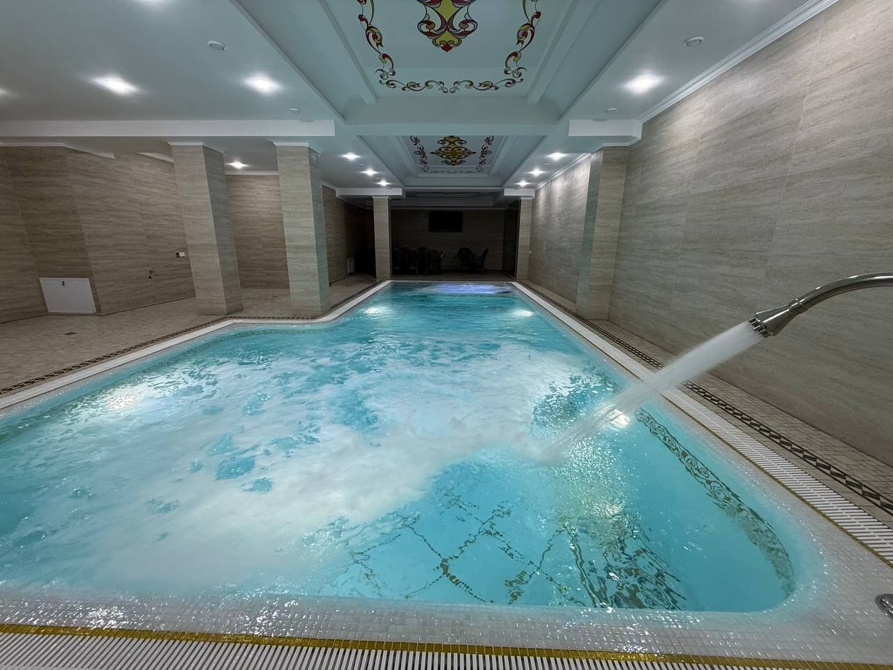 حمام سباحة داخلي