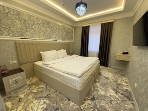 Habitación básica, vistas a la ciudad | Sábanas de algodón egipcio y ropa de cama de alta calidad