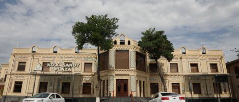 A building with a sign reading "KOK SAROY PLAZA".