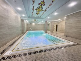 Una piscina cubierta